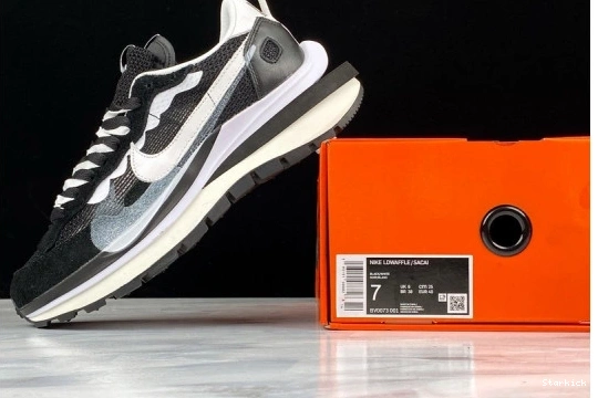 sacai Vaporwaffle White Black CV1363-001 Nike 0129